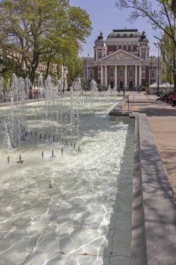 Sofya, Bulgaristan - 24 Nisan 2019: Sofya'daki Ulusal Tiyatro Ivan Vazov'un önündeki Çeşme, Bulgaristan