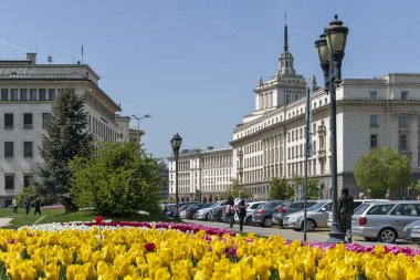Sofya, Bulgaristan - 24 Nisan 2019: Sofya şehrinde Knyaz Alexander I Meydanı'nın panoramik manzarası, Bulgaristan