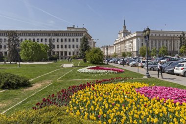 Sofya, Bulgaristan - 24 Nisan 2019: Sofya şehrinde Knyaz Alexander I Meydanı'nın panoramik manzarası, Bulgaristan