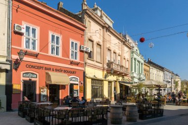Novi Sad, Voyvodina, Sırbistan - 11 Kasım 2018: Novi Sad şehrinin merkezinde tipik binalar ve yaya caddesi, Voyvodina, Sırbistan