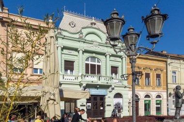 Novi Sad, Voyvodina, Sırbistan - 11 Kasım 2018: Novi Sad şehrinin merkezinde tipik binalar ve yaya caddesi, Voyvodina, Sırbistan
