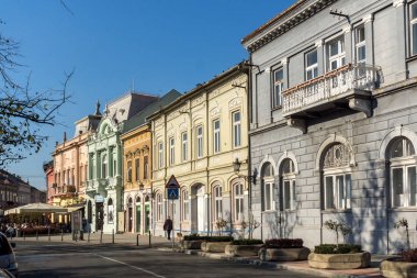 Novi Sad, Voyvodina, Sırbistan - 11 Kasım 2018: Novi Sad şehrinin merkezinde tipik binalar ve yaya caddesi, Voyvodina, Sırbistan