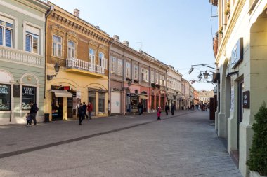 Novi Sad, Voyvodina, Sırbistan - 11 Kasım 2018: Novi Sad şehrinin merkezinde tipik binalar ve yaya caddesi, Voyvodina, Sırbistan