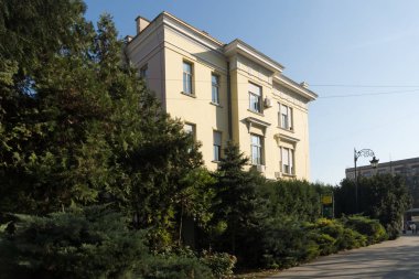 Novi Sad, Voyvodina, Sırbistan - 11 Kasım 2018: Novi Sad şehrinin merkezinde tipik binalar ve yaya caddesi, Voyvodina, Sırbistan