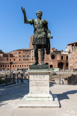 Rome, İtalya - 23 Haziran 2017: Trajan'ın heykeli yılında Roma, İtalya, şehrin görünümünü şaşırtıcı