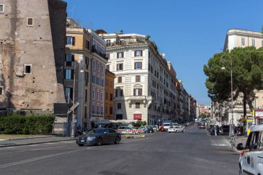 Roma, İtalya - 23 Haziran 2017: Roma şehrinde Kolezyum yakınlarındaki tipik sokak, İtalya