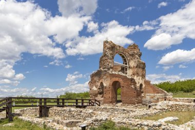 Kızıl Kilise - Perushtitsa kasabası yakınlarındaki erken Bizans Hıristiyan bazilikası kalıntıları, Plovdiv Bölgesi, Bulgaristan