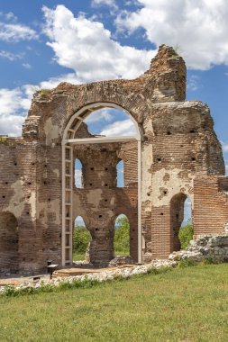 Kızıl Kilise - Perushtitsa kasabası yakınlarındaki erken Bizans Hıristiyan bazilikası kalıntıları, Plovdiv Bölgesi, Bulgaristan