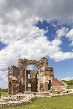 Kızıl Kilise - Perushtitsa kasabası yakınlarındaki erken Bizans Hıristiyan bazilikası kalıntıları, Plovdiv Bölgesi, Bulgaristan
