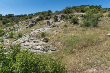 Kaya oluşumu ile Manzara Kratovo kasabası yakınlarındaki Kuklica Taş Bebekler, Kuzey Makedonya Cumhuriyeti