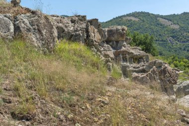 Kaya oluşumu ile Manzara Kratovo kasabası yakınlarındaki Kuklica Taş Bebekler, Kuzey Makedonya Cumhuriyeti