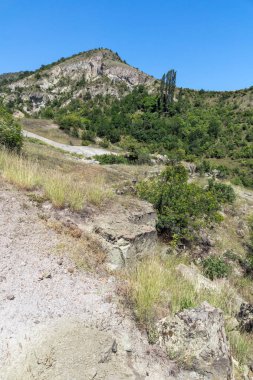 Kaya oluşumu ile Manzara Kratovo kasabası yakınlarındaki Kuklica Taş Bebekler, Kuzey Makedonya Cumhuriyeti
