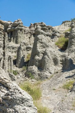 Kaya oluşumu ile Manzara Kratovo kasabası yakınlarındaki Kuklica Taş Bebekler, Kuzey Makedonya Cumhuriyeti