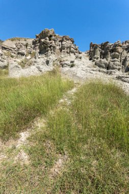 Kaya oluşumu ile Manzara Kratovo kasabası yakınlarındaki Kuklica Taş Bebekler, Kuzey Makedonya Cumhuriyeti