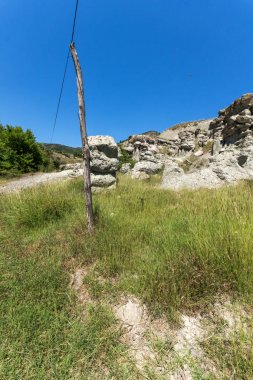 Kaya oluşumu ile Manzara Kratovo kasabası yakınlarındaki Kuklica Taş Bebekler, Kuzey Makedonya Cumhuriyeti