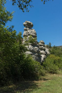 Kaya oluşumu ile Manzara Kratovo kasabası yakınlarındaki Kuklica Taş Bebekler, Kuzey Makedonya Cumhuriyeti