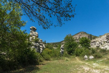 Kaya oluşumu ile Manzara Kratovo kasabası yakınlarındaki Kuklica Taş Bebekler, Kuzey Makedonya Cumhuriyeti