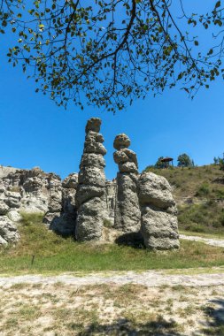 Kaya oluşumu ile Manzara Kratovo kasabası yakınlarındaki Kuklica Taş Bebekler, Kuzey Makedonya Cumhuriyeti