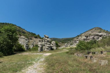 Kaya oluşumu ile Manzara Kratovo kasabası yakınlarındaki Kuklica Taş Bebekler, Kuzey Makedonya Cumhuriyeti
