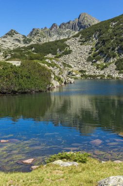 Valyavishko Gölü ve Dzhangal zirvesi ile peyzaj, Pirin Dağı, Bulgaristan
