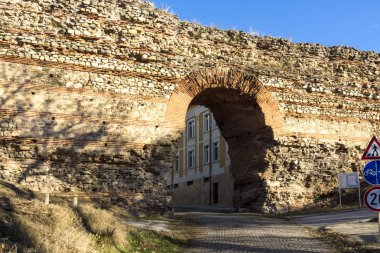 Hisarya, Bulgaristan - 26 Aralık 2018: Antik Roma kenti Diocletianopolis'te sur kalıntılarının gün batımı manzarası, Hisarya kasabası, Plovdiv Bölgesi, Bulgaristan