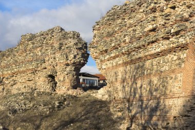 Hisarya, Bulgaristan - 26 Aralık 2018: Antik Roma kenti Diocletianopolis'te sur kalıntılarının gün batımı manzarası, Hisarya kasabası, Plovdiv Bölgesi, Bulgaristan