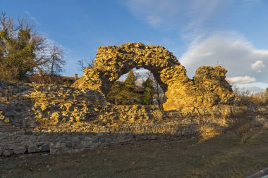 Hisarya, Bulgaristan - 26 Aralık 2018: Antik Roma kenti Diocletianopolis'te sur kalıntılarının gün batımı manzarası, Hisarya kasabası, Plovdiv Bölgesi, Bulgaristan