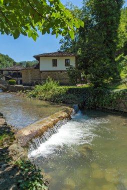 Etar, Gabrovo, Bulgaristan- 6 Temmuz 2018: Bulgaristan'ın Gabrovo kasabası yakınlarındaki Etno köyü Etar'dan (Etara) geçen bir nehir