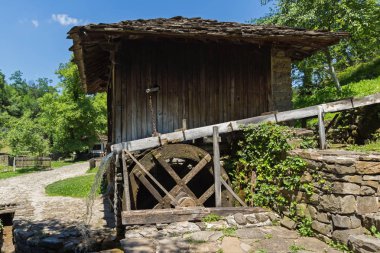 Etar, Gabrovo, Bulgaristan- 6 Temmuz 2018: Etar köyünde (Etara) Gabrovo kasabası yakınlarındaki eski bir değirmen, Bulgaristan