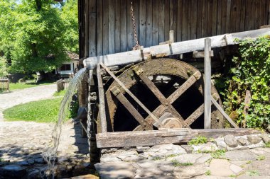 Etar, Gabrovo, Bulgaristan- 6 Temmuz 2018: Etar köyünde (Etara) Gabrovo kasabası yakınlarındaki eski bir değirmen, Bulgaristan