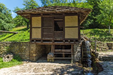 Etar, Gabrovo, Bulgaristan- 6 Temmuz 2018: Etar köyünde (Etara) Gabrovo kasabası yakınlarındaki eski bir değirmen, Bulgaristan