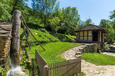 Etar, Gabrovo, Bulgaristan- 6 Temmuz 2018: Etar köyünde (Etara) Gabrovo kasabası yakınlarındaki eski bir değirmen, Bulgaristan