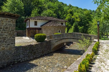Etar, Gabrovo, Bulgaristan- 6 Temmuz 2018: Etar köyündeeski ev (Etara) Gabrovo kasabası yakınlarında, Bulgaristan