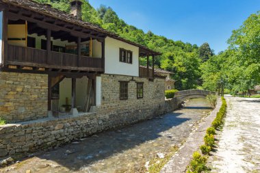Etar, Gabrovo, Bulgaristan- 6 Temmuz 2018: Etar köyündeeski ev (Etara) Gabrovo kasabası yakınlarında, Bulgaristan
