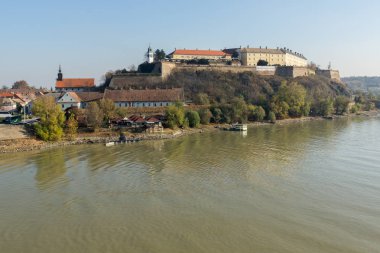 Novi Sad, Voyvodina, Sırbistan - 11 Kasım 2018: Tuna Nehri ile şehir manzarası, Novi Sad şehrinden geçerken, Voyvodina, Sırbistan