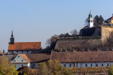 Novi Sad, Voyvodina, Sırbistan - 11 Kasım 2018: Görünüm, Petrovaradin kale Tuna Nehri içinde şehir Novi Sad, Voyvodina, Sırbistan