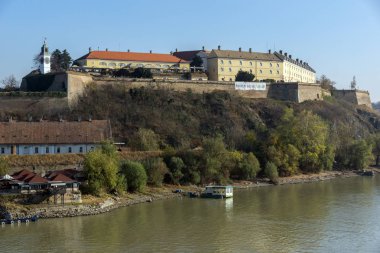 Novi Sad, Voyvodina, Sırbistan - 11 Kasım 2018: Görünüm, Petrovaradin kale Tuna Nehri içinde şehir Novi Sad, Voyvodina, Sırbistan