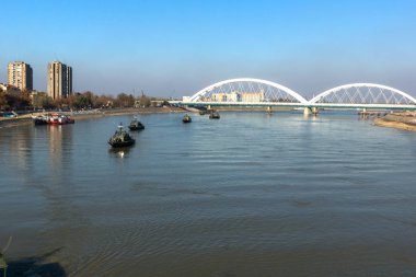 Novi Sad, Voyvodina, Sırbistan - 11 Kasım 2018: Tuna Nehri ile şehir manzarası, Novi Sad şehrinden geçerken, Voyvodina, Sırbistan