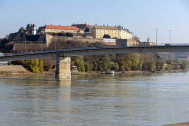 Novi Sad, Voyvodina, Sırbistan - 11 Kasım 2018: Tuna Nehri ile şehir manzarası, Novi Sad şehrinden geçerken, Voyvodina, Sırbistan