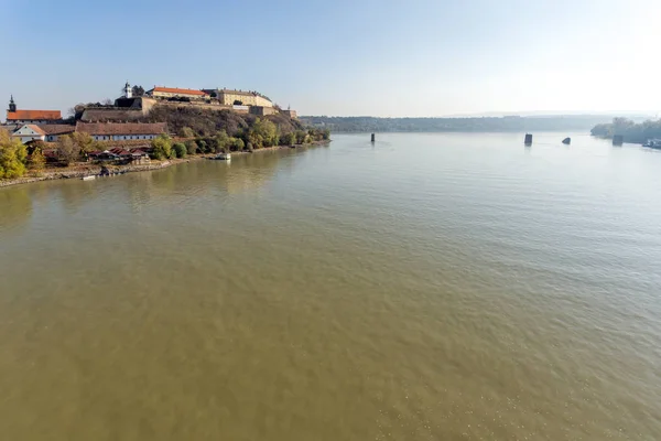 Novi Sad Voyvodina Sırbistan Kasım 2018 Tuna Nehri Ile Şehir — Stok fotoğraf