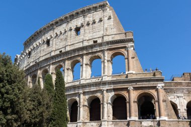 Roma, İtalya - 23 Haziran 2017: Roma şehrinin merkezinde Kolezyum Binası - Amfitiyatro, İtalya