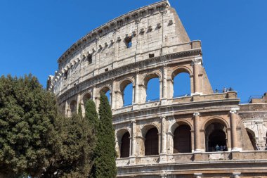 Roma, İtalya - 23 Haziran 2017: Roma şehrinin merkezinde Kolezyum Binası - Amfitiyatro, İtalya