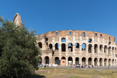 Roma, İtalya - 23 Haziran 2017: Roma şehrinin merkezinde Kolezyum Binası - Amfitiyatro, İtalya