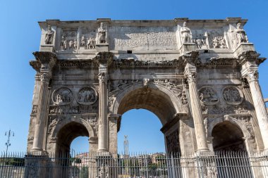 Roma, İtalya - 23 Haziran 2017: Roma şehrinde Kolezyum yakınlarındaki Konstantin Antik Kemeri, İtalya