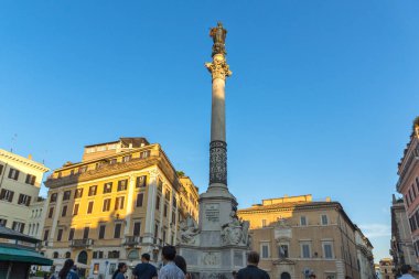 Roma, İtalya - 23 Haziran 2017: Gün batımı görünümü sütun Immaculate İspanyol Merdivenleri ve Piazza di Spagna yılında Roma, İtalya, şehrin yakınında
