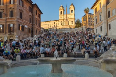 Roma, İtalya - 23 Haziran 2017: Roma şehrinde İspanyol Merdivenleri ve Piazza di Spagna'nın gün batımı görünümü, İtalya