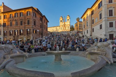 Roma, İtalya - 23 Haziran 2017: Roma şehrinde İspanyol Merdivenleri ve Piazza di Spagna'nın gün batımı görünümü, İtalya