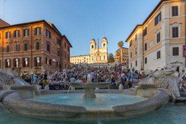 Roma, İtalya - 23 Haziran 2017: Roma şehrinde İspanyol Merdivenleri ve Piazza di Spagna'nın gün batımı görünümü, İtalya