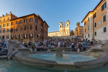 Roma, İtalya - 23 Haziran 2017: Roma şehrinde İspanyol Merdivenleri ve Piazza di Spagna'nın gün batımı görünümü, İtalya