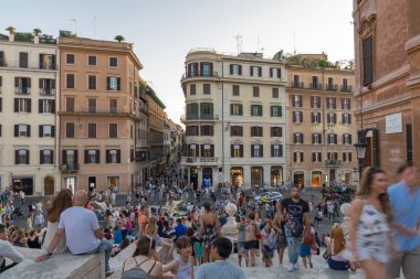 Roma, İtalya - 23 Haziran 2017: Roma şehrinde İspanyol Merdivenleri ve Piazza di Spagna'nın gün batımı görünümü, İtalya